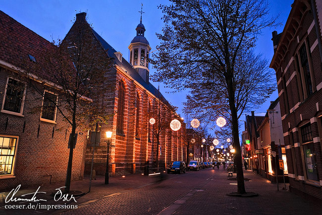 Nächtliche Stimmung auf einer Straße in Alkmaar, Niederlande.