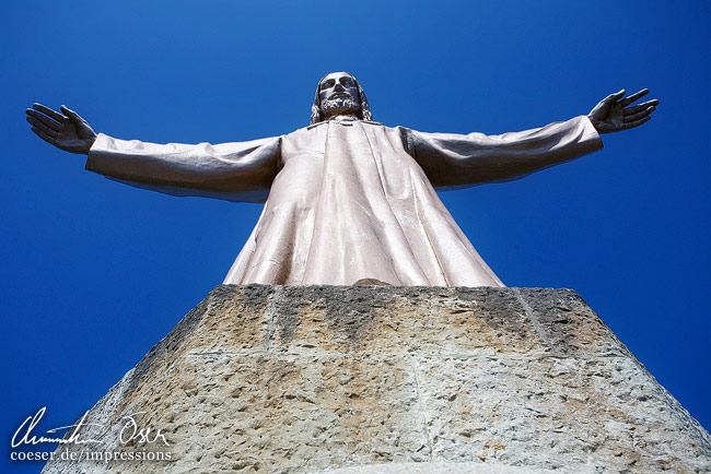 Die Jesus-Christus-Statue auf dem Tibidabo-Berg in Barcelona, Spanien.