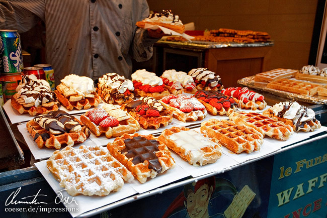 Typische belgische Waffeln in allen Variationen in Brüssel, Belgien.