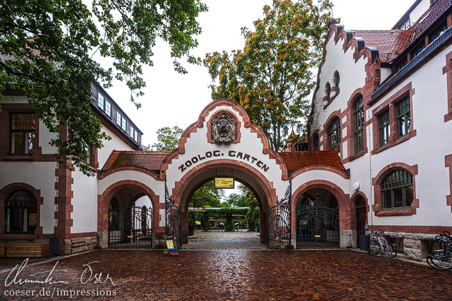 Eingang des Leiziger Zoologischen Gartens in Leipzig, Deutschland.