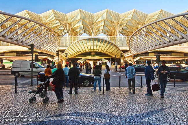 Außenansicht des Gare do Oriente Bahnhof von Architekt Santiago Calatrava in Lissabon, Portugal.