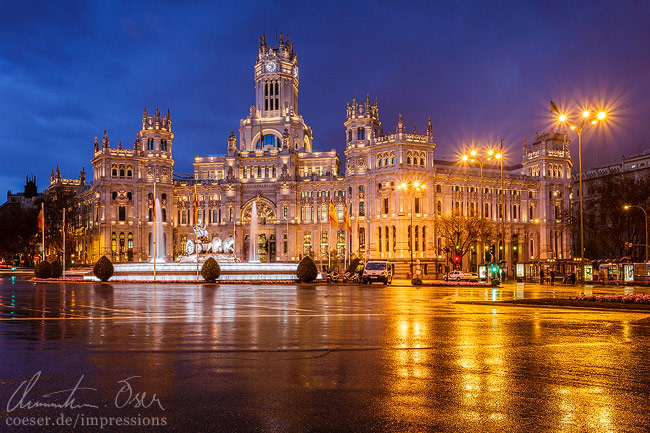Der Plaza de Cibeles mit dem beleuchteten Palacio de Cibeles und dem Brunnen Fuente de Cibeles in Madrid, Spanien.