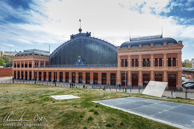Außenansicht des Bahnhofs Madrid Puerta de Atocha in Madrid, Spanien.