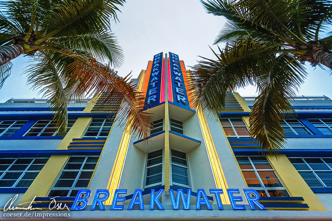 Nahaufnahme der Fassade des Art-Deco-Hotels Breakwater in Miami, USA.