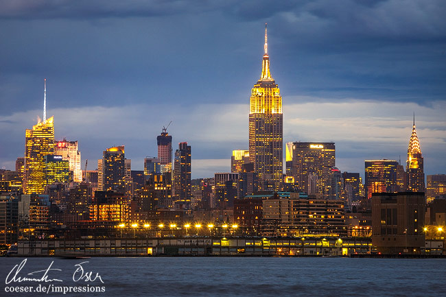 Die beleuchtete Skyline und das Empire State Building in New York City, USA.