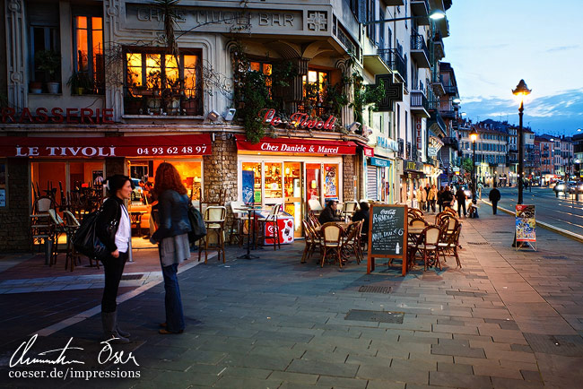 Die beleuchtete Le Tivoli Bar und Cafe in Nizza, Frankreich.