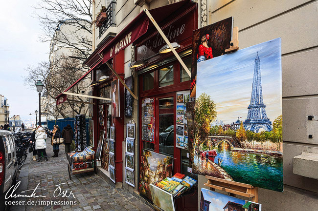 Ein Gemälde mit dem Eiffelturm hängt vor einer Galerie im Montmartre-Viertel in Paris, Frankreich.