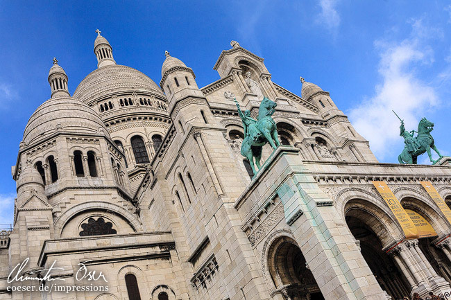 Nahaufnahme der Basilika Sacre-Coeur (de Montmartre) in Paris, Frankreich.
