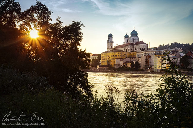 Die Rückseite des Passauer Stephansdoms vor Sonnenuntergang in Passau, Deutschland.