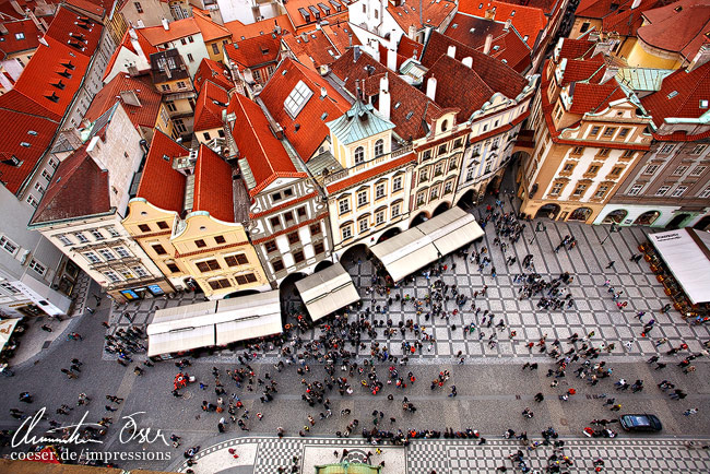 Blick auf die Altstadt, gesehen von der Prager Rathausuhr in Prag, Tschechien.