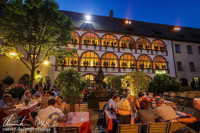 Ein traditioneller bayerischer Biergarten im Hotel 'Bischofshof am Dom' in Regensburg, Deutschland.