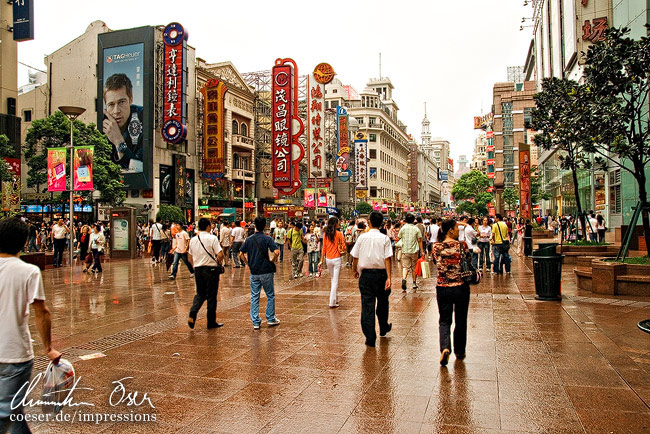The Nanjing Lu, eine der größten Einkaufsstraßen weltweit in Shanghai, China.