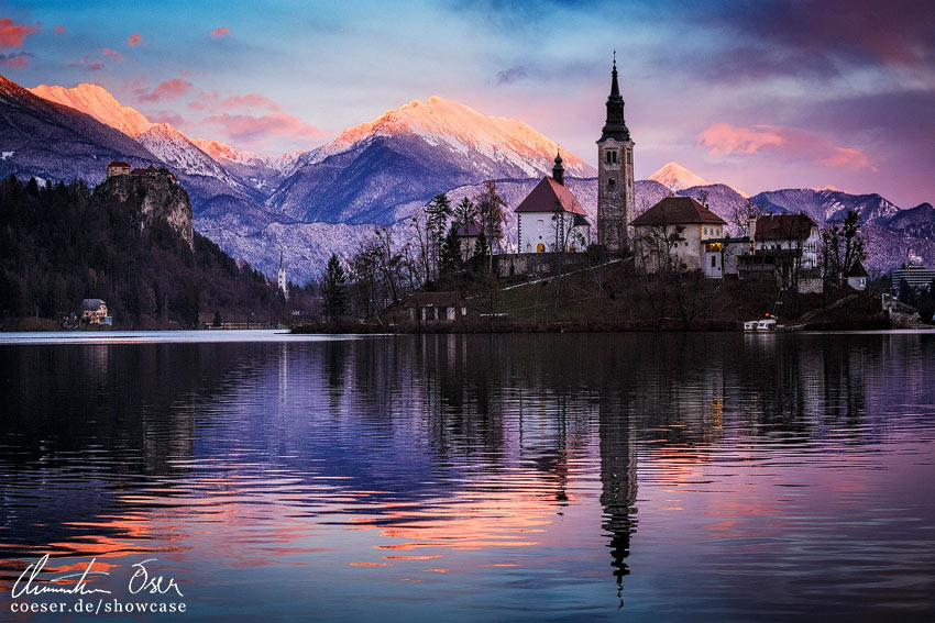 Blick auf den Bleder See und die Landschaft während eines Sonnenuntergangs in Bled, Slowenien.