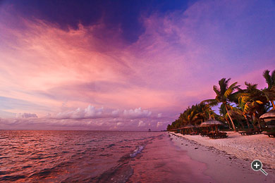 Magenta Sonnenuntergang am Strand von Trou aux biches, Mauritius.