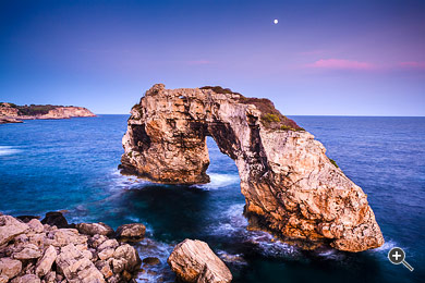 Das Felsentor Es Pontas in Cala Santanyi, Mallorca.