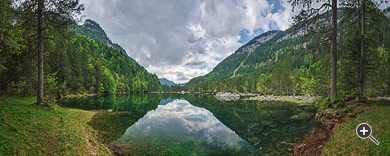Blick auf die Gosaulacke zwischen dem vorderen und hinteren Gosausee, &Ouml;sterreich.