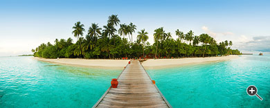 Panorama des Strandabschnitts mit Palmen und t&uuml;rkisblauem Meer in Meerufenfushi, Malediven.