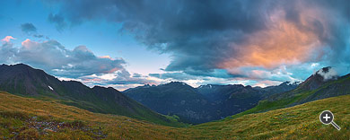 Bergpanorama im Sonnenuntergang auf der Grossglockner Hochalpenstra&szlig;e, &Ouml;sterreich.