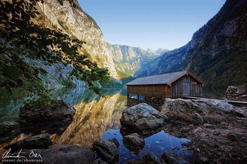Reflexion einer Holzhütte im Obersee in Berchtesgaden, Deutschland.