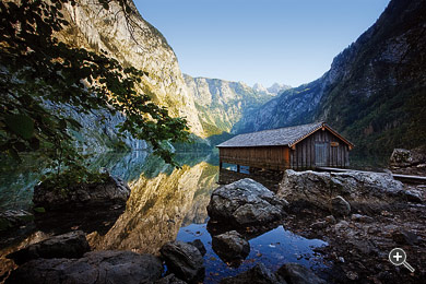 Reflexion einer Holzh&uuml;tte im Obersee in Berchtesgaden, Deutschland.