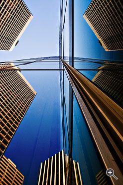 Spiegelung mehrerer Hochh&auml;user in einer Glasfassade eines anderen Hochhauses in San Francisco, USA.