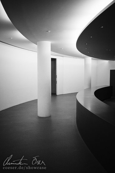 Moderne Architektur im Museum Pinakothek der Moderne in München, Deutschland.
