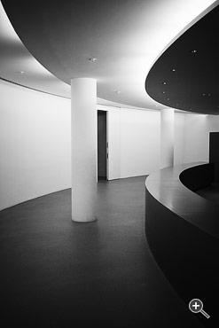 Moderne Architektur im Museum Pinakothek der Moderne in M&uuml;nchen, Deutschland.