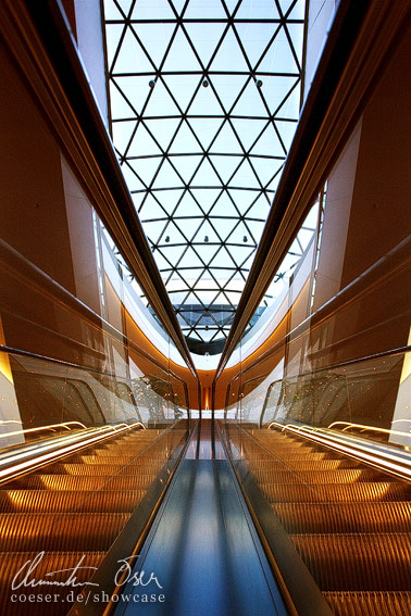 Moderne Architektur innerhalb des Sihlcity Einkaufszentrums in Zürich, Schweiz.