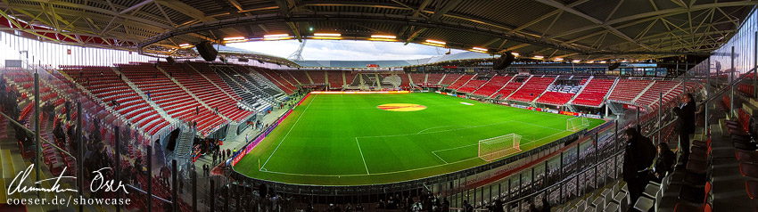 Das Foto zeigt ein Panorama des AFAS-Stadions in Alkmaar, Niederlande.
