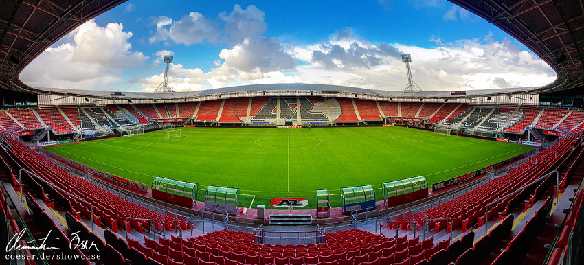Das Foto zeigt ein Panorama des AFAS-Stadions in Alkmaar, Niederlande.