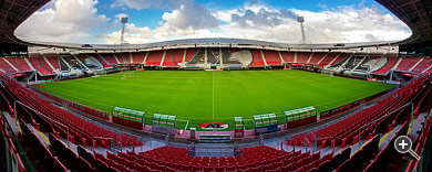 Panorama des AFAS-Stadions in Alkmaar, Niederlande.
