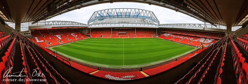 Panorama des Stadions an der Anfield Road in Liverpool, England.