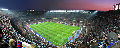 Panorama mit Tausenden Zuschauern im Nou-Camp-Stadion in Barcelona, Spanien.
