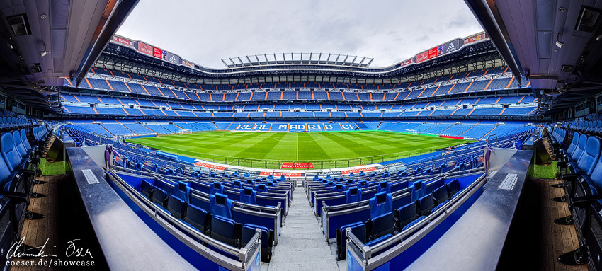 Das Foto zeigt ein Panorama des Santiago Bernabéu-Stadions, Heimstadion von Real Madrid.