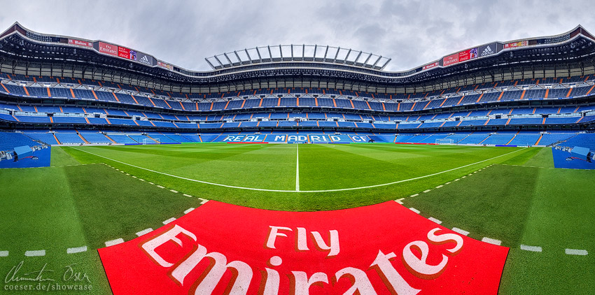 Das Foto zeigt ein Panorama des Santiago Bernabéu-Stadions, Heimstadion von Real Madrid.