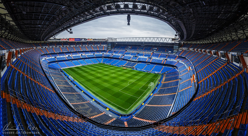 Das Foto zeigt ein Panorama des Santiago Bernabéu-Stadions, Heimstadion von Real Madrid.