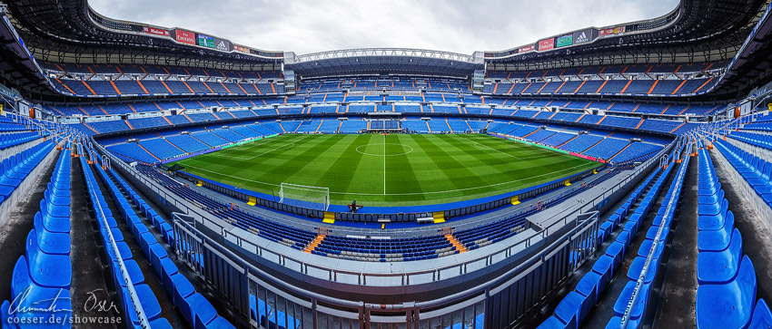 Das Foto zeigt ein Panorama des Santiago Bernabéu-Stadions, Heimstadion von Real Madrid.