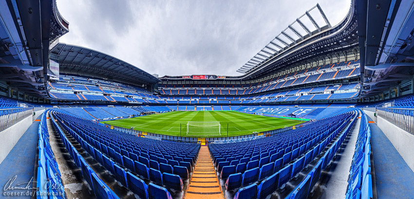 Das Foto zeigt ein Panorama des Santiago Bernabéu-Stadions, Heimstadion von Real Madrid.