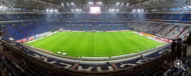 Stadionpanorama der Veltins-Arena des FC Schalke 04 in Gelsenkirchen, Deutschland.