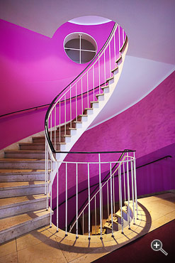 Treppenhaus (Stiegenhaus) im Cafe Glockenspiel in M&uuml;nchen, Deutschland.