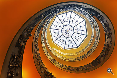 Treppenhaus (Stiegenhaus) in den Vatikanischen Museen in Rom, Italien.