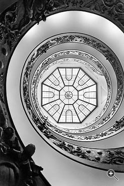 Treppenhaus (Stiegenhaus) in den Vatikanischen Museen in Rom, Italien.