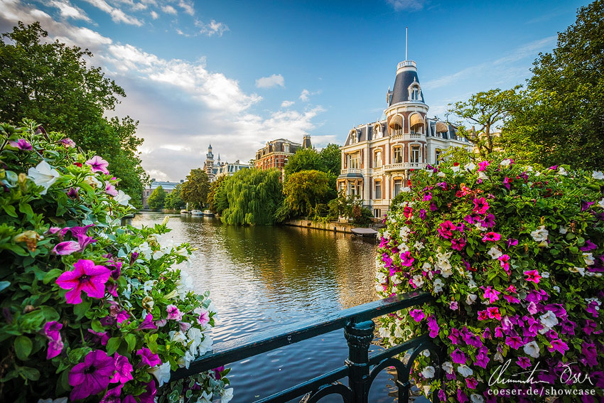Weteringschans 24 und der Singelgrachtkering-Kanal in Amsterdam, Niederlande.