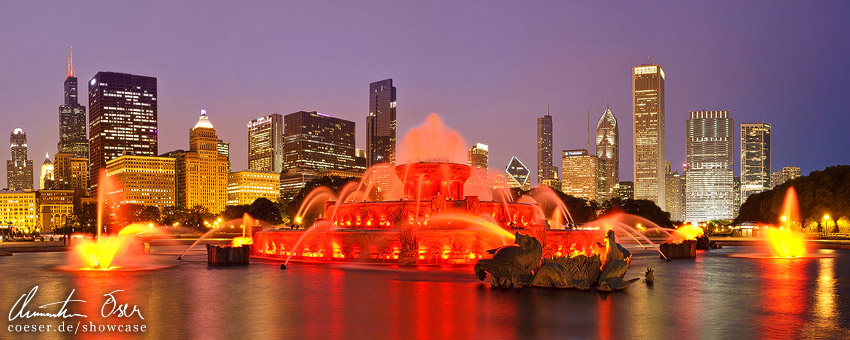 Skyline im Sonnenuntergang hinter dem Buckingham-Springbrunnen in Chicago, USA.