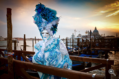 Verkleidete Frau w&auml;hrend des Karnevals in Venedig, Italien.