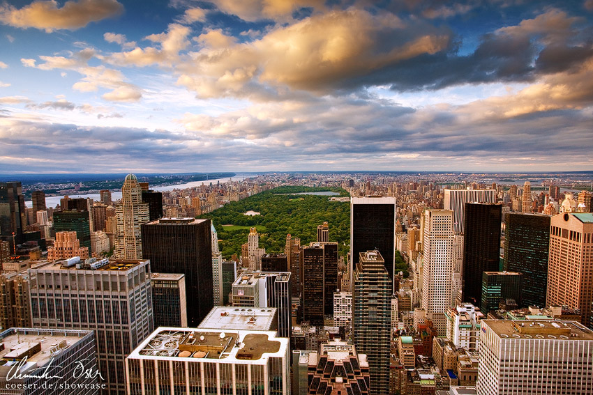 Blick vom Rockefeller Center auf den Central Park und die Skyline von New York im Sonnenuntergang, USA.