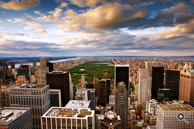 Blick vom Rockefeller Center auf den Central Park und die Skyline von New York im Sonnenuntergang, USA.