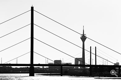 Die Silhouette der Oberkasseler Br&uuml;cke und des Rheinturms in D&uuml;sseldorf, Deutschland.