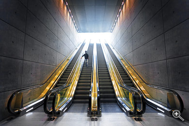 Mann auf Rolltreppe in einer modernen Station in Malm&ouml;, Schweden.