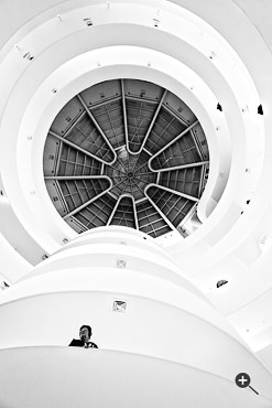 Frau im Guggenheim-Museum in New York, USA.